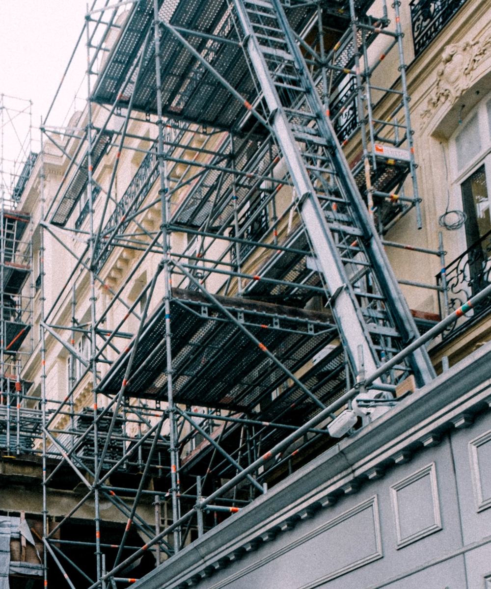 Façade d’immeuble ancien sous échafaudage, chantier QDK Bâtiment
